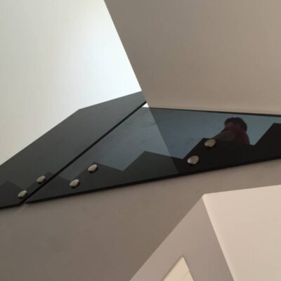 parapetto vetro con borchie inox