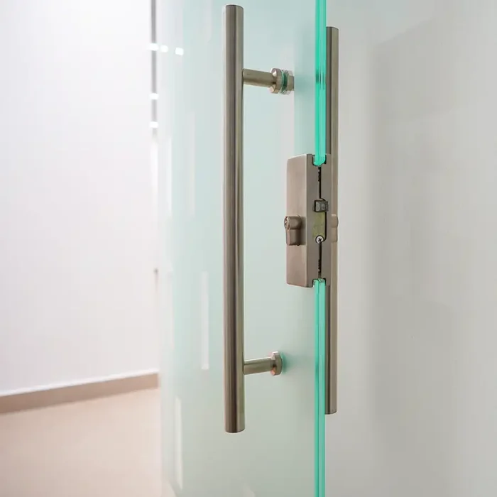 dettaglio porte vetro battente