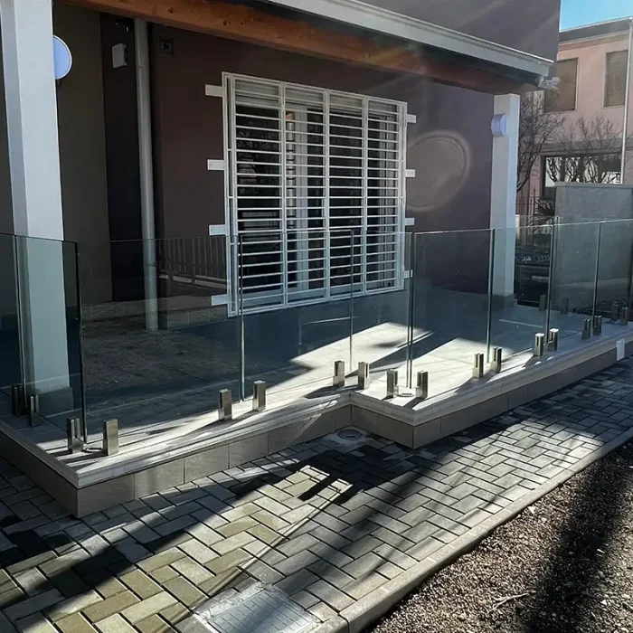 parapetto vetro ancorato pavimento 700x700