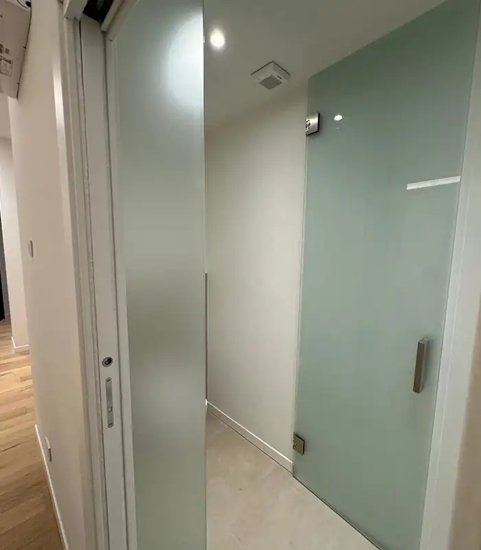 parete divisoria vetro satinato bagno