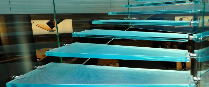 Scala moderna realizzata in vetro calpestabile trasparente e sicuro
