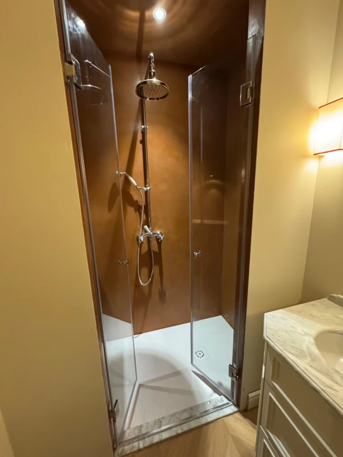 Box doccia doppio battente in vetro temperato 8mm trasparente installato da Milano Vetri