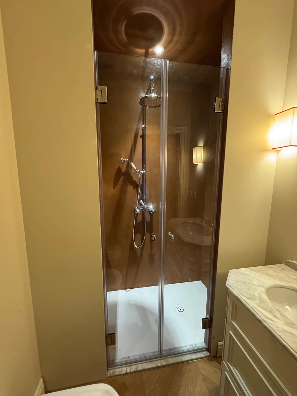 Dettaglio cerniera per box doccia doppio battente in vetro 8mm Dettaglio cerniera per box doccia doppio battente in vetro 8mm